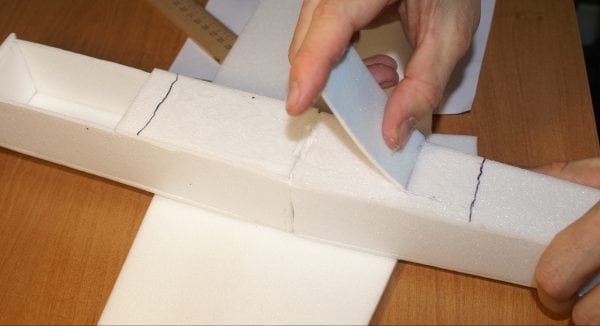 Est-il possible de coller de la mousse de polystyrène sur de la mousse de polyuréthane