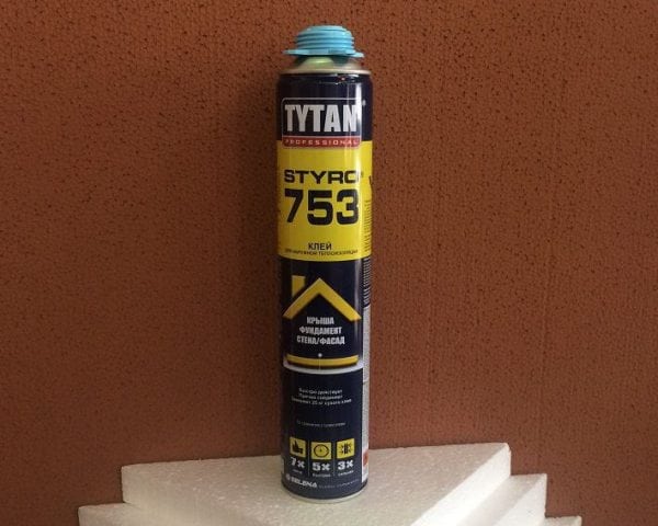 Est-il possible de coller de la mousse de polystyrène sur de la mousse de polyuréthane