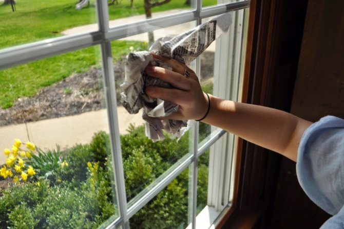 Lavage des vitres avec du papier journal