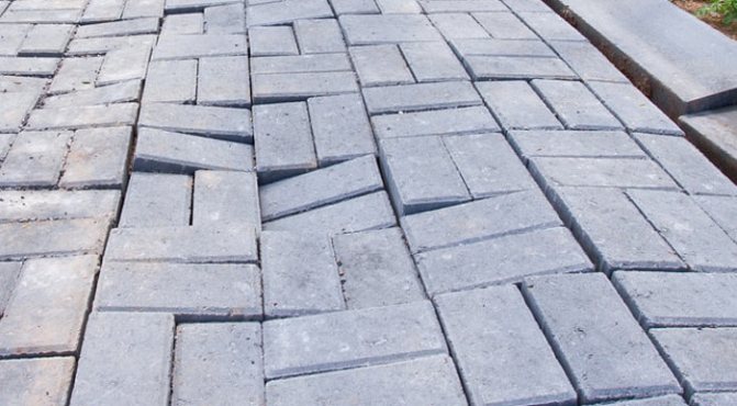 Sur quoi les dalles de pavage peuvent-elles être posées?