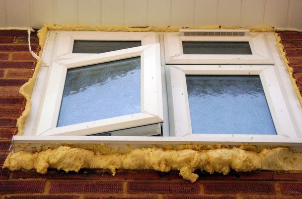 Auf dem Foto - ein mit Polyurethanschaum behandeltes Fenster