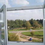 Sur la photo: une fenêtre ouverte sans cloison vous permettra de profiter de la vue depuis la fenêtre