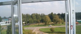 Sur la photo : une fenêtre ouverte sans cloison vous permettra de profiter de la vue depuis la fenêtre