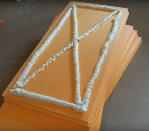 De la colle mousse est appliquée sur le penoplex.