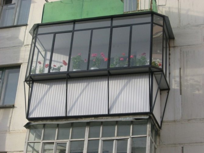 Sur un large rebord de fenêtre, vous pouvez faire une étagère pour les pots de fleurs