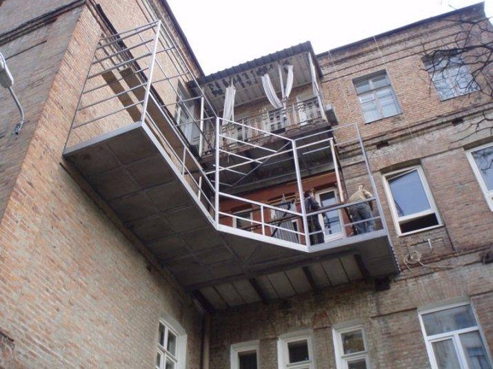 De combien un balcon peut-il être agrandi sans autorisation