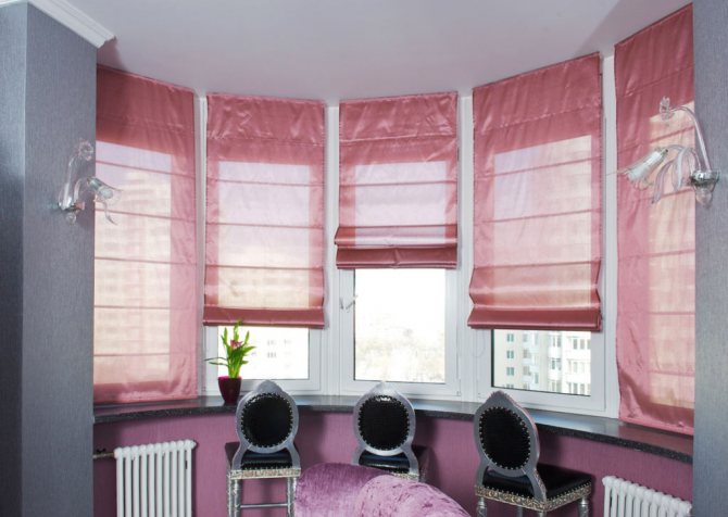 Le plus souvent, les stores romains sur le balcon sont placés par ceux qui s'efforcent de donner à cet espace élégance et praticité.