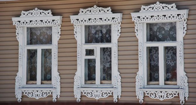 plateaux sur windows dans une maison en bois