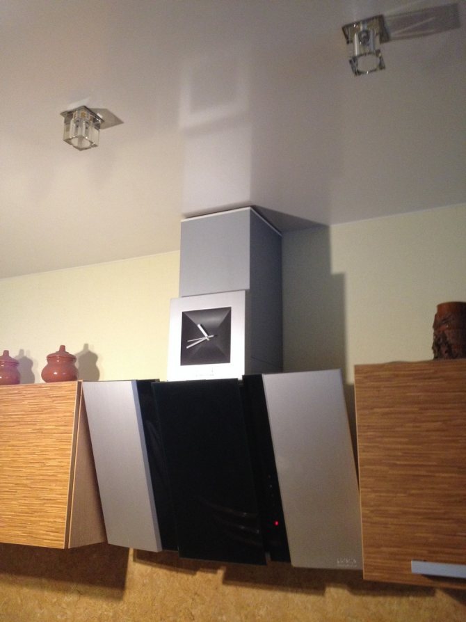 Plafond tendu à texture métallique, derrière lequel se trouve un conduit d'évacuation plat.