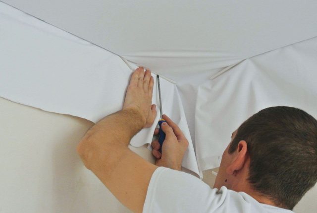Plafond tendu sur la loggia: photos et avis