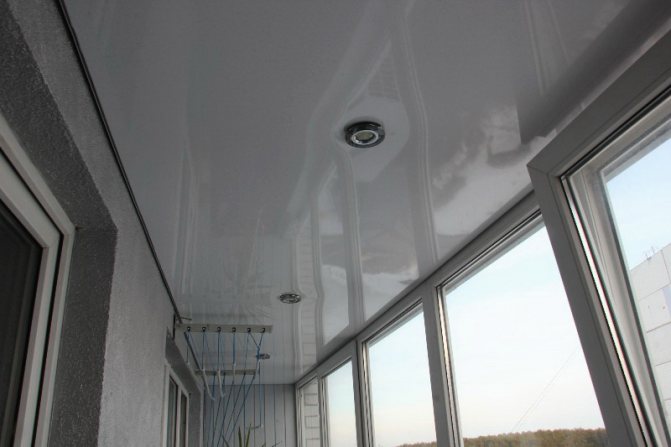 plafond tendu sur la loggia