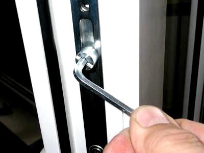 La serrure de porte en plastique ne se ferme pas