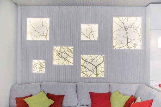 Petites fausses fenêtres avec des silhouettes de branches d'arbres