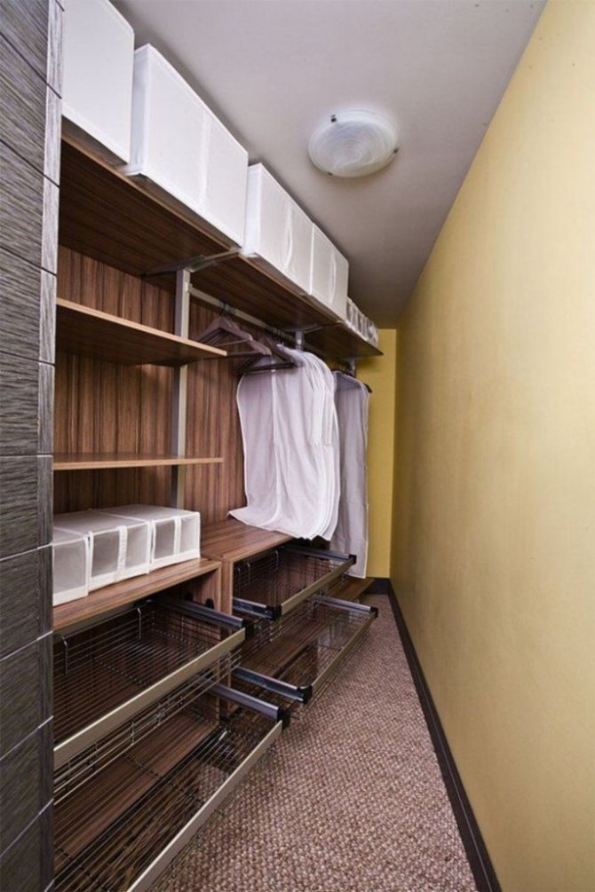 Petite armoire sur le balcon sans fenêtres