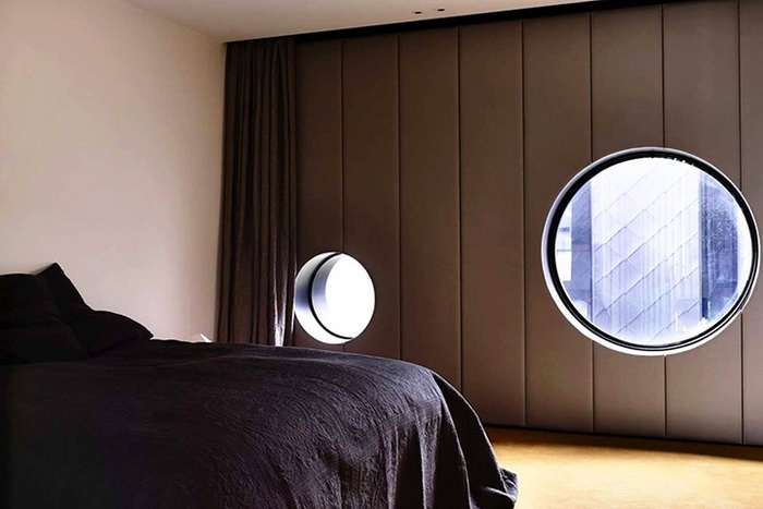 Fenêtre ronde qui ne s'ouvre pas dans la chambre
