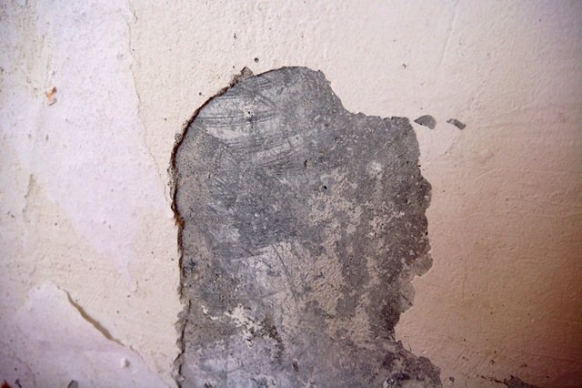 Les destins instables du plâtre sont supprimés sans regret.Et le plus souvent, cela se termine par un retrait complet de l'ancienne couche de plâtre.