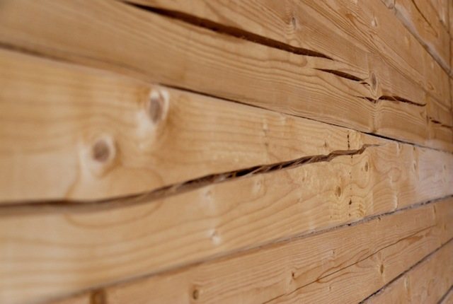 La faible qualité de l'isolation des joints entre les bûches ou le bois conduit à une congélation plus profonde des murs et à l'apparition rapide de fissures étendues