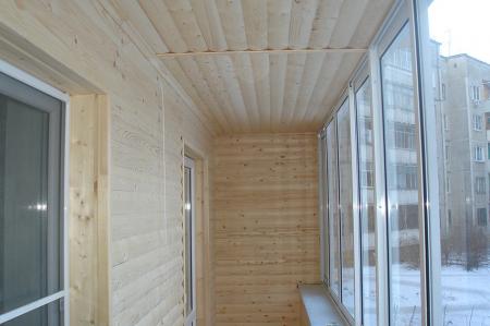 Face au balcon avec panneaux semi-circulaires