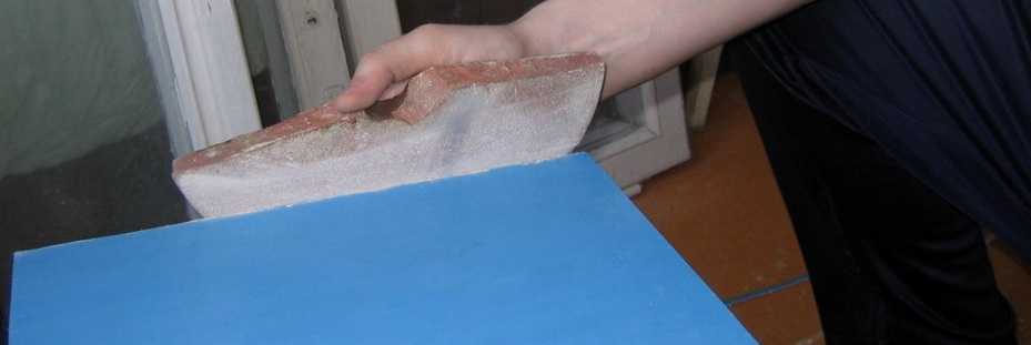Processando a borda de um painel de plástico