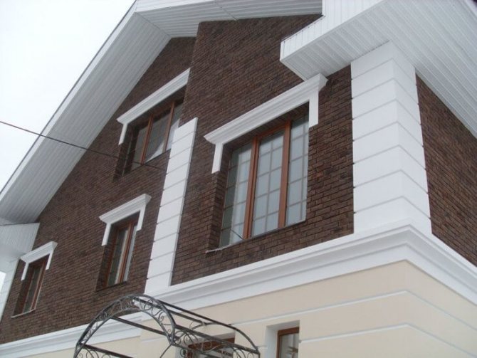 Encadrement et décoration de fenêtres en façade et à l'intérieur