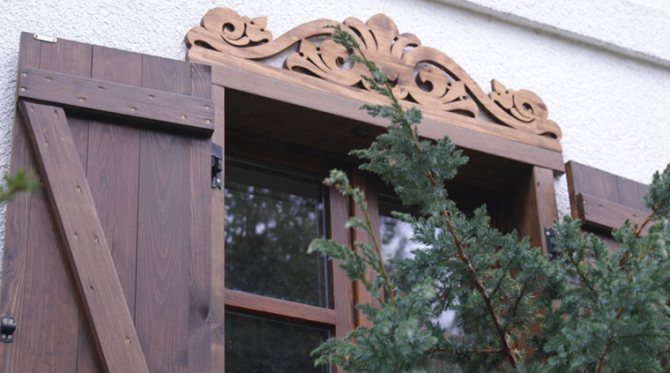 Rahmenfenster an der Fassade mit Holz