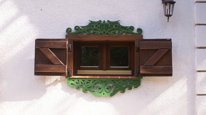 Rahmenfenster an der Fassade mit Holz