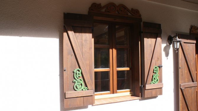 Rahmenfenster an der Fassade mit Holz