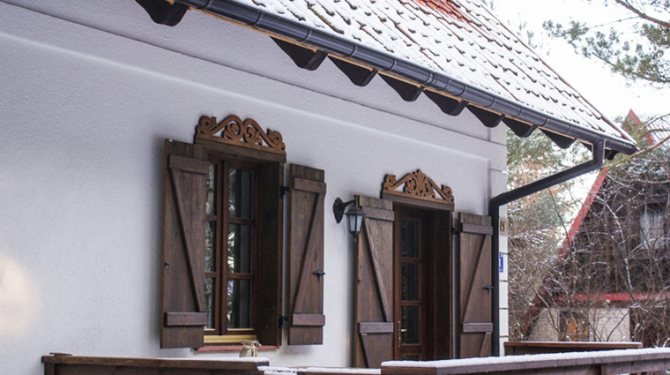 Rahmenfenster an der Fassade mit Holz
