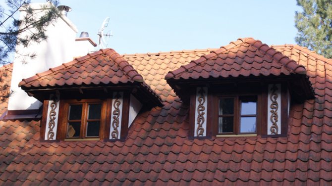 Rahmenfenster an der Fassade mit Holz