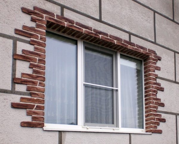 L'encadrement des fenêtres sur la façade de la maison doit être beau et pratique.