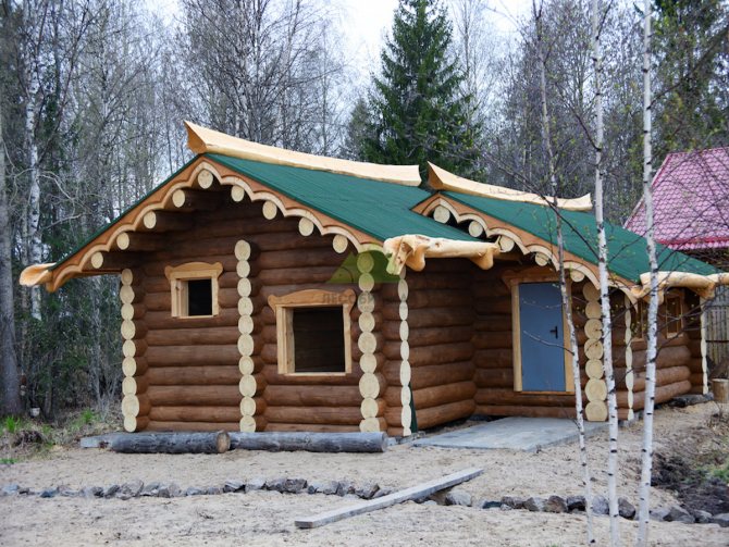 Kisten aus Kiefernholz in einem Blockhaus