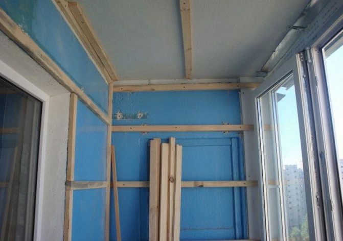 Le revêtement en plastique du balcon sur le cadre ne nécessite pas de murs parfaitement plats