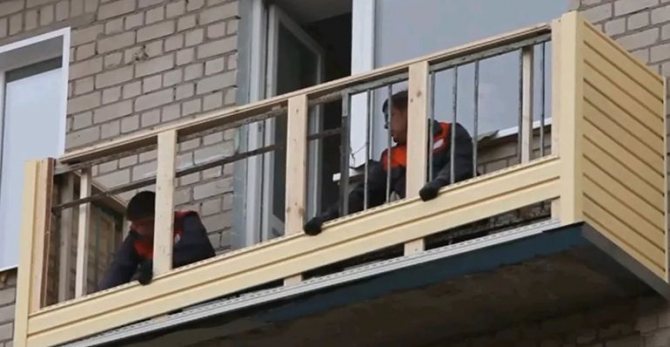 Revêtement de balcon avec parement. Les étapes de travail