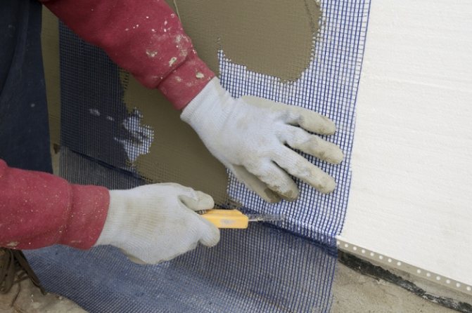 Revêtement de la maison avec de la mousse