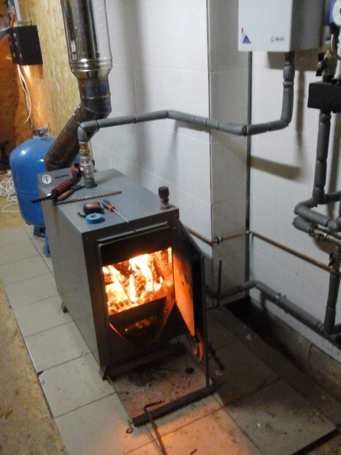 L'une des options de chauffage traditionnelles pour un immeuble résidentiel est le chauffage au bois ou au bois. Malgré l'existence d'autres types de combustibles et des technologies constamment introduites, le chauffage au bois n'abandonne toujours pas ses positions, en grande partie en raison de son rendement élevé et de sa capacité à maintenir la combustion pendant longtemps. L'installation d'une chaudière à bois commence par la détermination de son emplacement. Pour cela, des calculs et des mesures appropriés sont effectués, ainsi que l'emplacement de la ventilation et le raccordement de la chaudière à la cheminée. Le processus d'installation d'une chaudière à bois lui-même n'est pas très différent du raccordement de chaudières conçues pour d'autres types de combustibles. Cependant, certaines règles d'installation doivent être prises en compte exclusivement lors de l'installation d'une chaudière à bois. Les plus importants d'entre eux concernent des mesures de protection supplémentaires contre l'ébullition du liquide de refroidissement, ainsi que la formation d'un excès de condensat dans le boîtier. De plus, les nuances de connexion d'une chaudière à bois dépendent de son modèle, c'est-à-dire des caractéristiques techniques de la chaudière, par exemple de sa taille, de son matériau, de la quantité de combustible consommée et d'autres caractéristiques. Afin de choisir une chaudière qui vous convient à tous égards, vous devez prendre en compte de nombreux paramètres que seuls des spécialistes qualifiés peuvent vous communiquer.