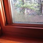 Une des raisons pour lesquelles les fenêtres du balcon transpirent est une mauvaise ventilation.