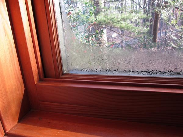 Une des raisons pour lesquelles les fenêtres du balcon transpirent est une mauvaise ventilation.