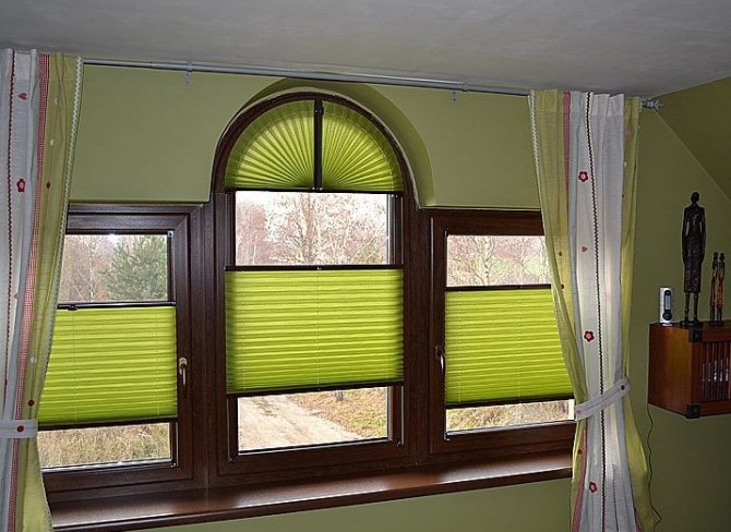 Gewölbte Kunststofffensterdekoration mit Plisseevorhängen