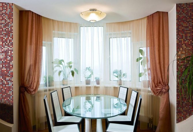 decoração de janela saliente com cortinas