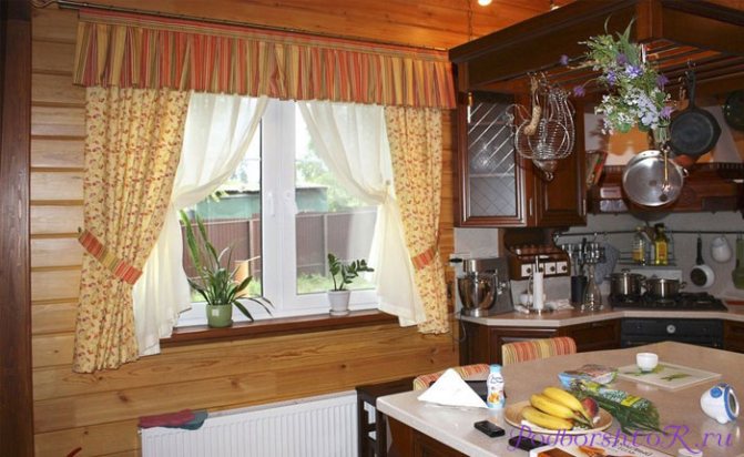 Decoração de pequenas janelas com cortinas e cortinas em uma casa de madeira