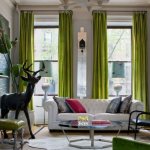 Décoration de fenêtres étroites et longues dans le salon avec des rideaux