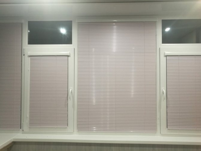 Fenster und Jalousien