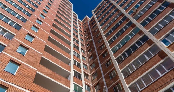 fenêtres dans un nouveau bâtiment