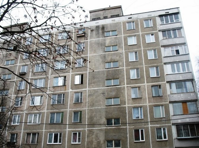 Fenster in neunstöckigen Paneelgebäuden