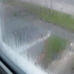 Fenêtres embuées à l'extérieur. Cette situation est extrêmement rare.