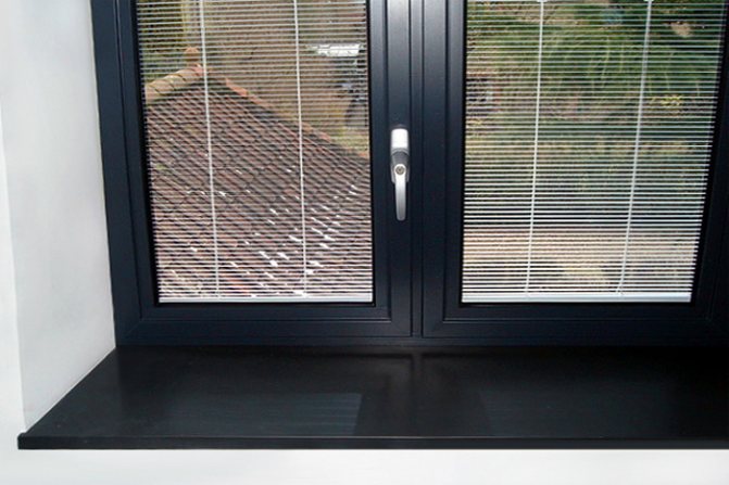 Construction de fenêtre avec seuil noir