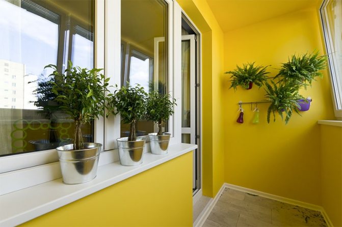 Peindre les murs du balcon en jaune