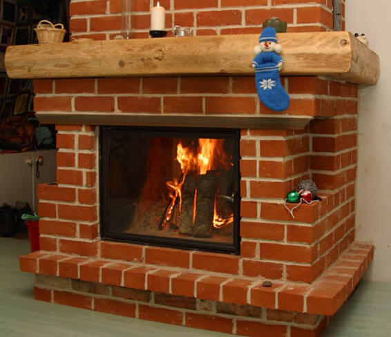 base pour la cheminée du poêle sur un plancher en bois