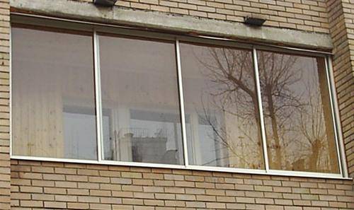 Vitrage de balcon avec profil en aluminium Avis