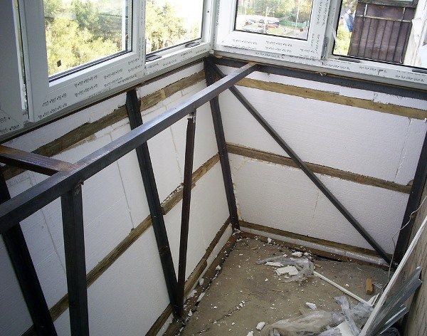 Vitrage d'un balcon avec un plat à emporter